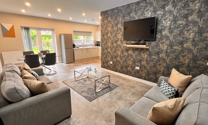 Barnt Green House | Elegant 5-Bed House - Solihull, NEC & Airport