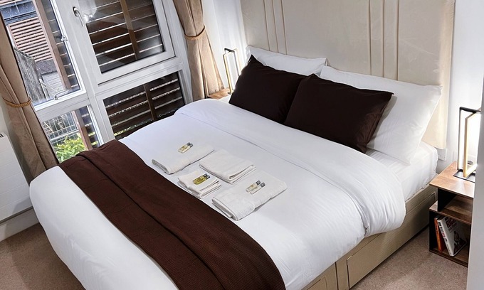 Highams Park House | Elegant Clean & Modern 2-Bed Flat with Balcony Views