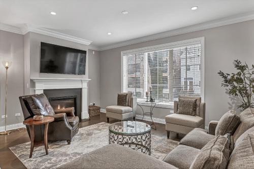 Wrigleyville Apartment | Elegant Condo-Steps from Wrigley Field, 32 Nights condo