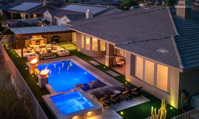 Estrella Mountain Ranch House | Elegant GOLF COURSE Retreat w/private CASITA! Pool/Hot Tub*WiFi*Putting Green