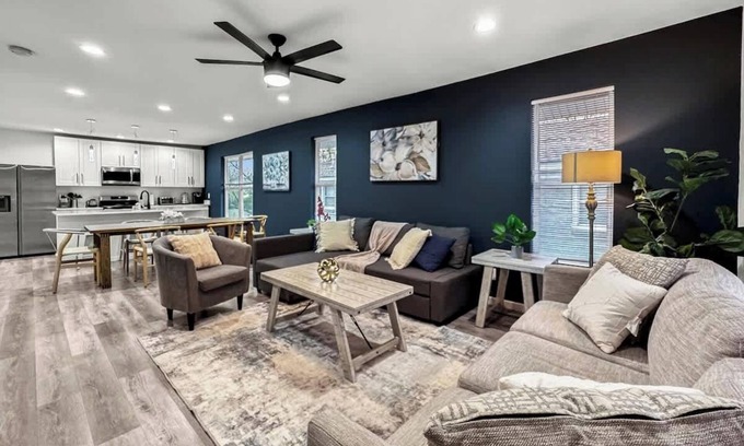 Kessler House | Elegant Home 3BD | Sleeps 12 | Free Parking
