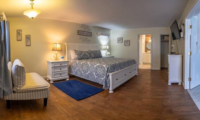 Hancock Apartment | Elegant Jacuzzi Suite