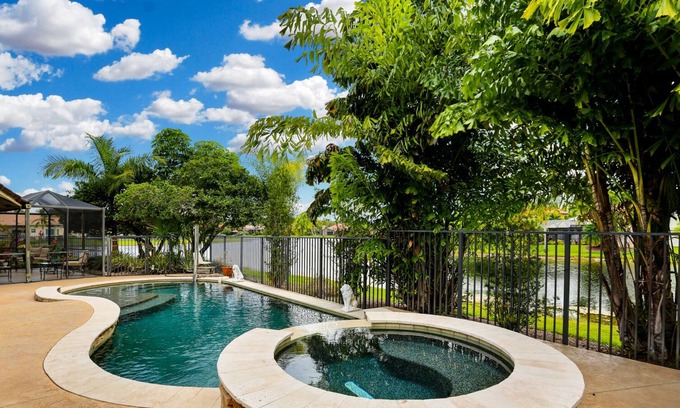 Weston House | Elegant Lakefront Pool Home Weston/ Ft Lauderdale: Short or long term