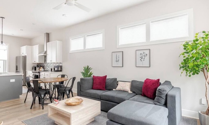 Chosewood Park House | Elegant Townhouse – Near Midtown & ATL Attractions