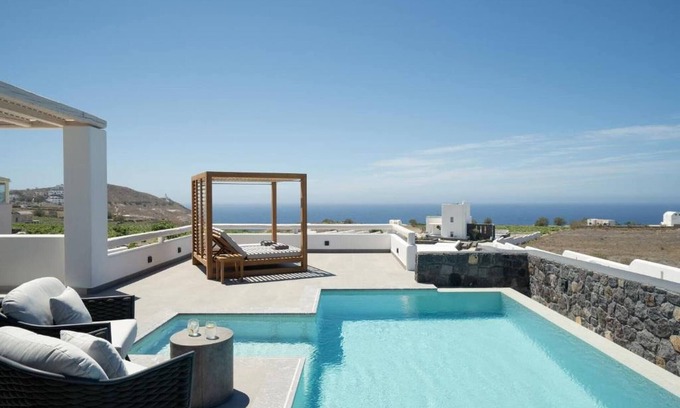 Akrotiri Villa | Elegant Villa Floating Breakfast