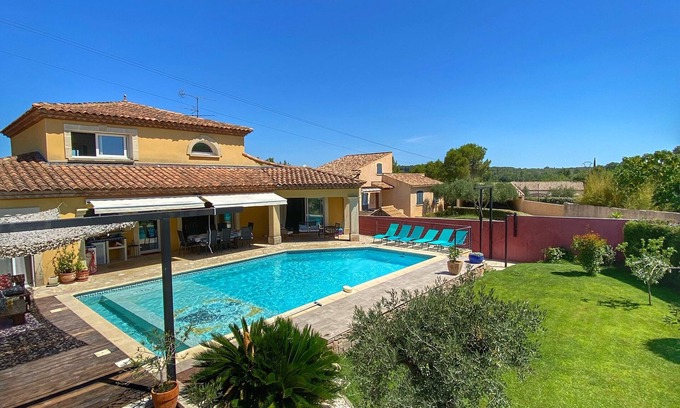 Villetelle Villa | Elegant villa with pool & air conditioning - your haven of peace