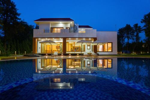 Gurugram Villa | ELIVAAS Sanisa Farm 3-BHK Farmhouse with Pvt Pool, Game Zone & Lush Garden