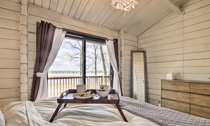 Elkton Cabin | Elk River Cabin - 13 Acres, Water Views, & Hot Tub