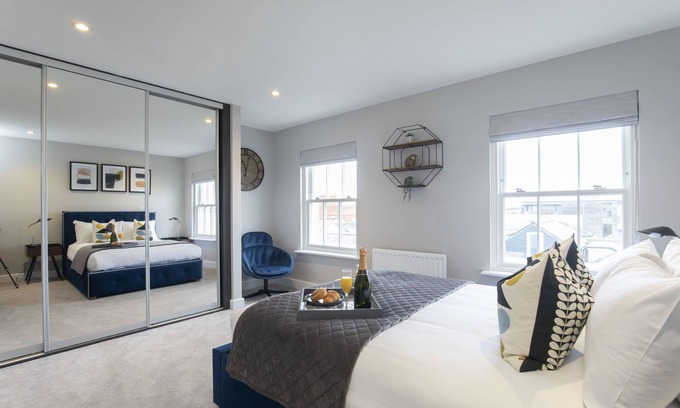 Cheltenham Apartment | Elliot Oliver - Luxury 3 Bedroom Town Centre Apartment With Parking