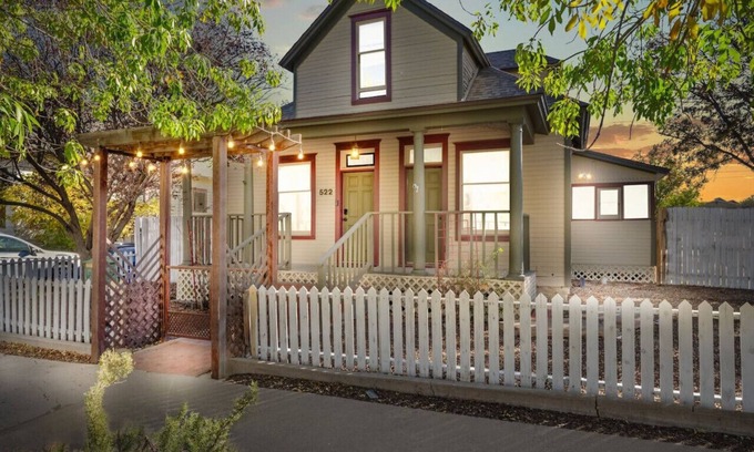 Huning Highland Historic District House | Elliott · 4/BR, Near UNM, Old Town & Downtown!