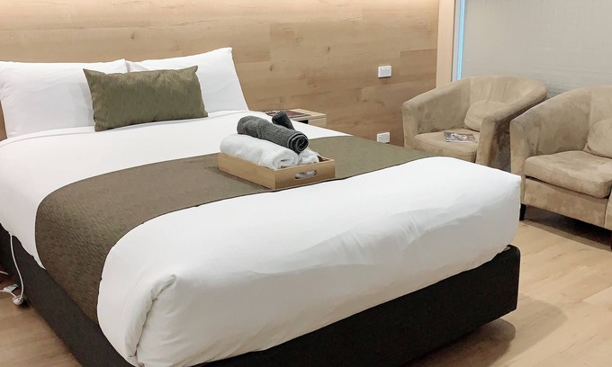 Golden Square Hotel | Elm Motel