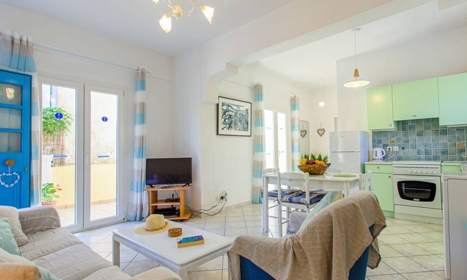 Agios Stefanos House | Elsa House sits at the waters edge of idyllic Agios Stefanos Sinies