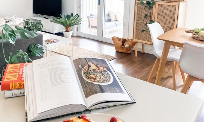 Wagga Wagga House | Elsie - City Living in a Big Home - Just book it!