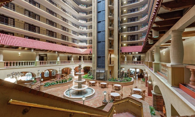 Westport Hotel | Embassy Suites by Hilton Kansas City Plaza