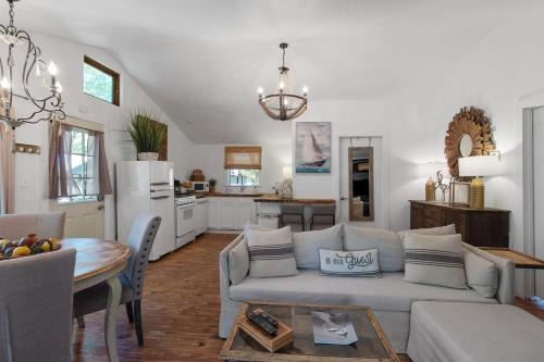 Shreveport House | Emerald Cottage- Lake Front & Kayaks & Hgtv!
