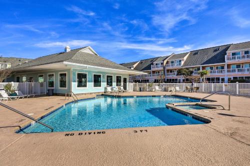 Emerald Isle Apartment | Emerald Isle Condo Near Beach with Screened Porch!