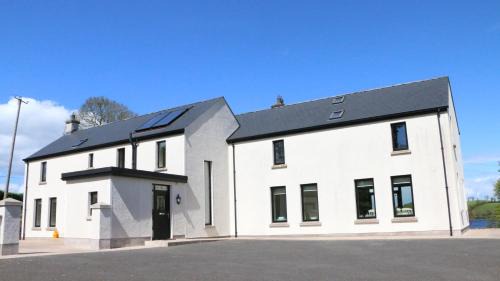 Emyvale Bed & Breakfast | Emy Lakehouse - near Castle Leslie, Glaslough