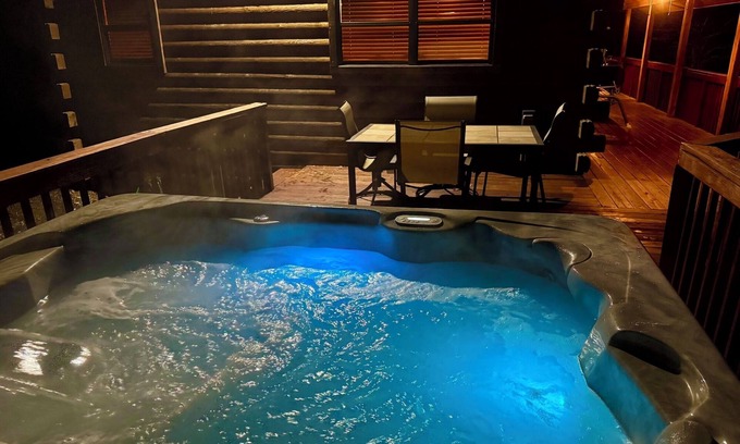 Eureka Springs Cabin | Enchanted Forest Whispering Pines- 2 bedroom Cabin with Hot Tub! Hiking Trail & Cave on property!