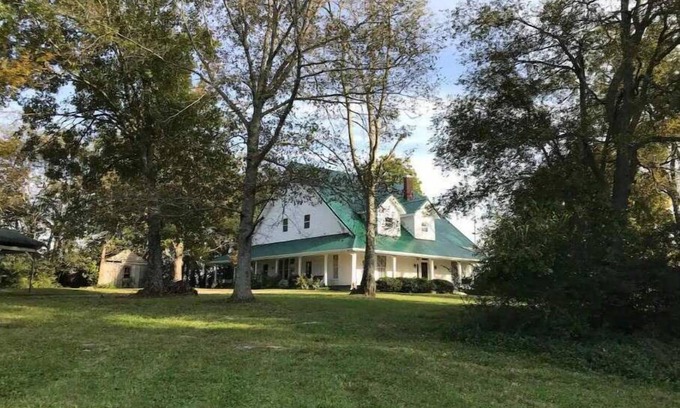 Unionville House | Enchanting 1915 farmhouse on 5 serene acres