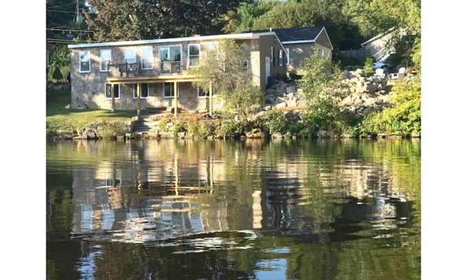 Manchester Cottage | Enchanting Romantic Waterfront Cottage