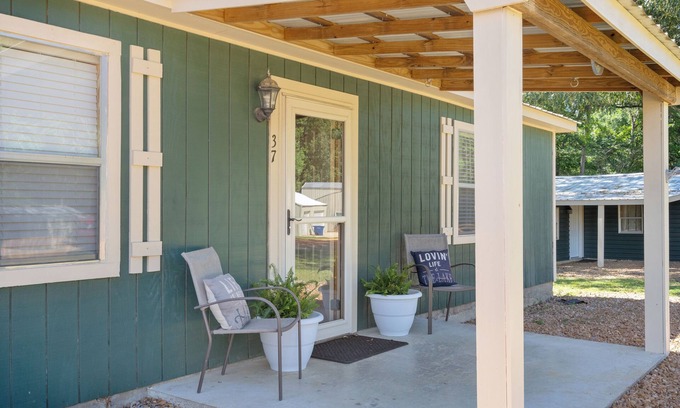 Pope Cabin | Enid Lake's charming 3-bedroom cabin with WiFi and AC in quaint Plum Point