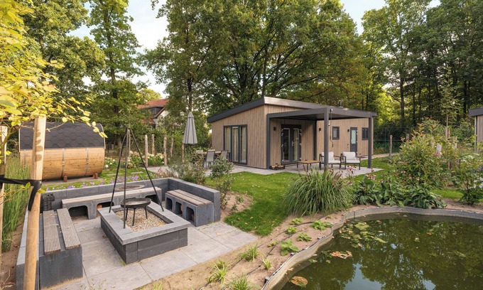 Lieren House | Enjoy a luxurious holiday home for 4 people in the wooded nature of the Veluwe, complete with modern amenities, air conditioning, and a stylish pergola for ultimate comfort. You can also completely unwind in the wonderful private hot tub and sauna, p