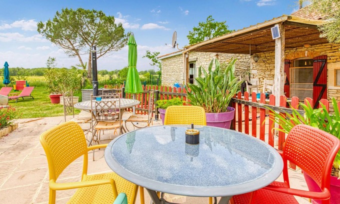 Septfonds House | Enjoy a relaxing and pleasant vacation in this tasteful and individual apartment.
