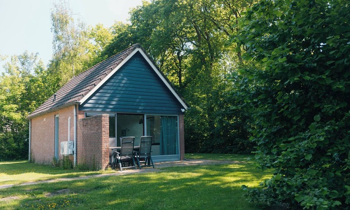 Nieuw Heeten House | Enjoy a relaxing stay in Bungalow IJssel for 4 people at De Sallandshoeve Holiday Park, surrounded by nature and the beauty of Sallandse Heuvelrug.