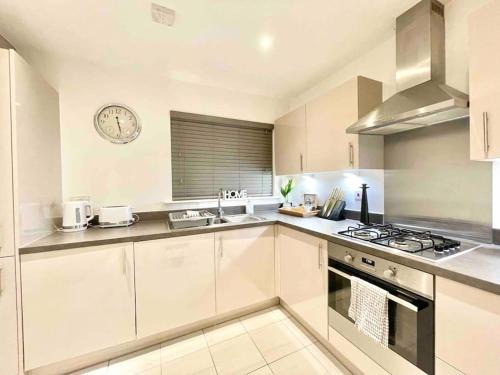 Ashford House | Enjoy all of Hazel House peaceful modern home with parking