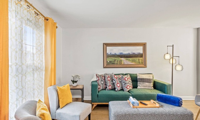 Belmont Cragin House | Enjoy Chicago/suburbs 2BR townhouse fully equipped