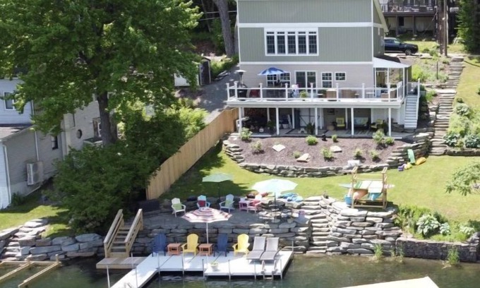 Brackney House | Enjoy lake life at this year round home with private dock