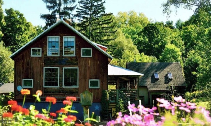 Kent House | Enjoy the ambiance of the Spirit Horse Farm just 1 mile from the town of Kent CT
