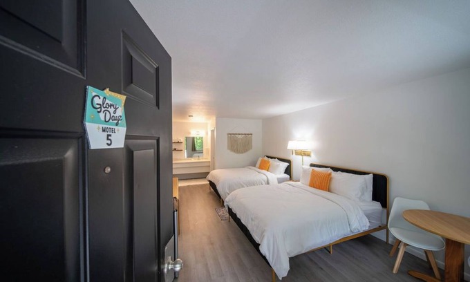 Eureka Springs Historic District Resort | Enjoy the charm of Queen Suite Number 5 at GloryDayz!