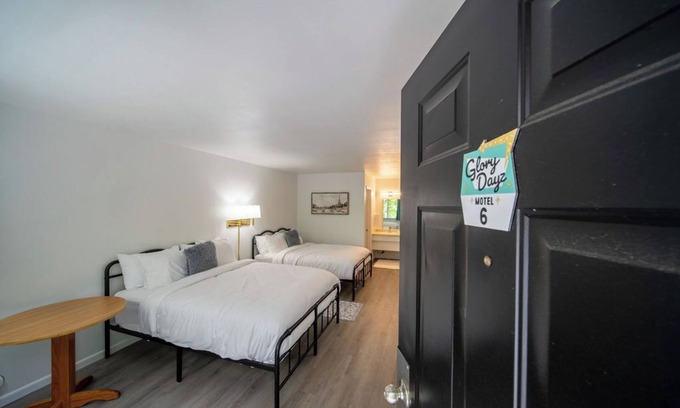 Eureka Springs Historic District Resort | Enjoy the charm of Queen Suite Number 6 at GloryDayz!