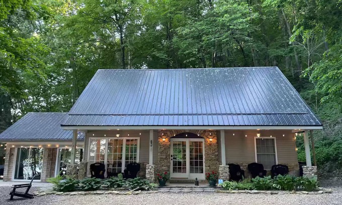 Sabula Cabin | Enjoy the Mississippi 5 minutes from Stone Bluff Cabin! Fishing & Bird Watching!