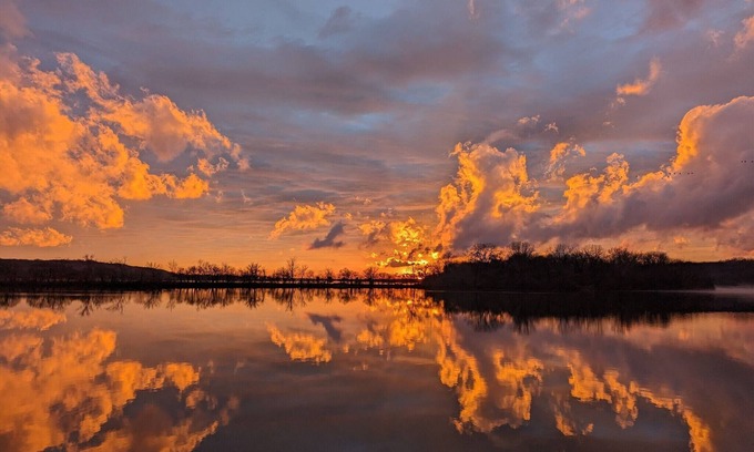 Le Claire House | Enjoy the River Oasis with your family for some relaxing riverside fun!