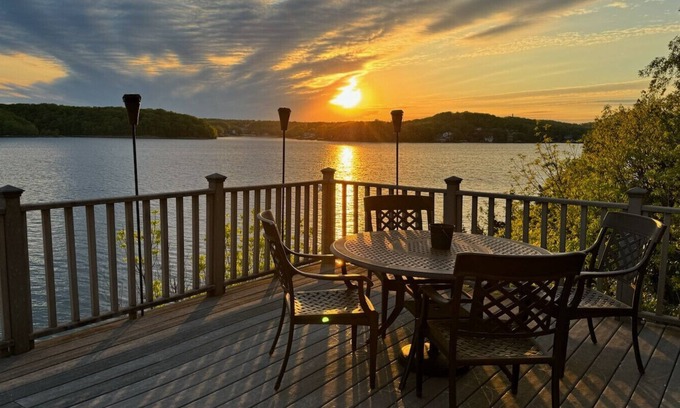 Osage Beach Villa | Enjoy the Sunset in Margaritaville | King Beds!
