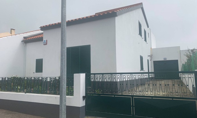 Relva House | Enjoy this spacious and comfortable house within minutes to the airport.