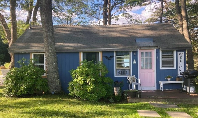 Isle of Springs Cottage | Enjoyable 1-bedroom rustic cottage in Southport.