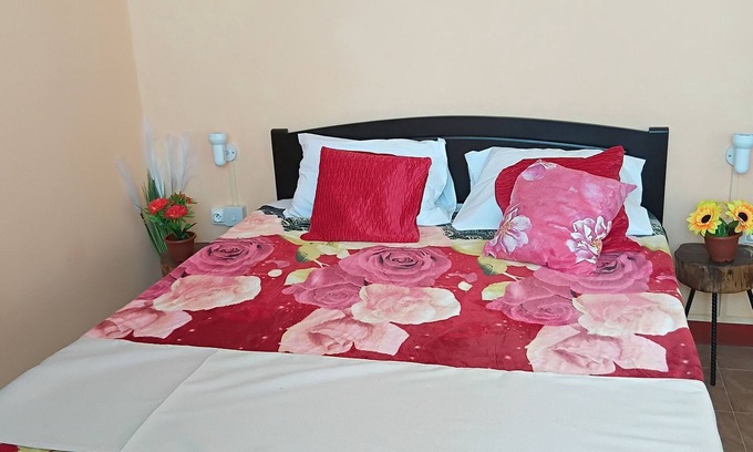 Surinam Bed & Breakfast | Enjoyable 3 bed and swimming pool at Residence des cascades in Surinam