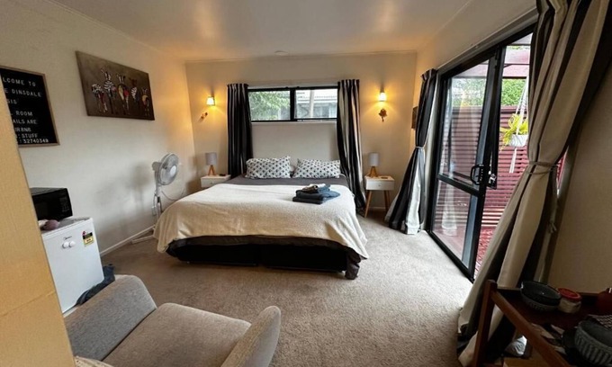 Dinsdale Apartment | Ensuite Studio with Spa Pool