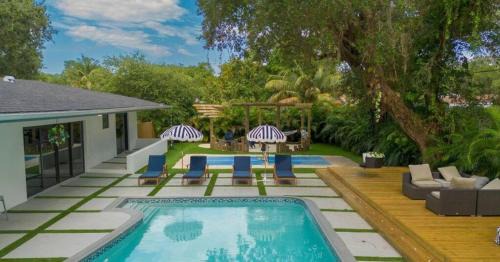 Golden Glades Villa | Entertaining Villa Fun Games Mini Golf Grill