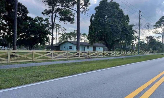 West Palm Beach House | Entire 4 bedroom farm house on 2 acres Sleeps 8