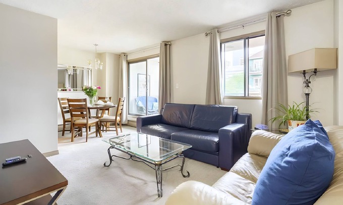 Beltline Condo | Entire Condo Downtown/UG Parking/walk to BMO & Stampede/1.5 hrs to Banff