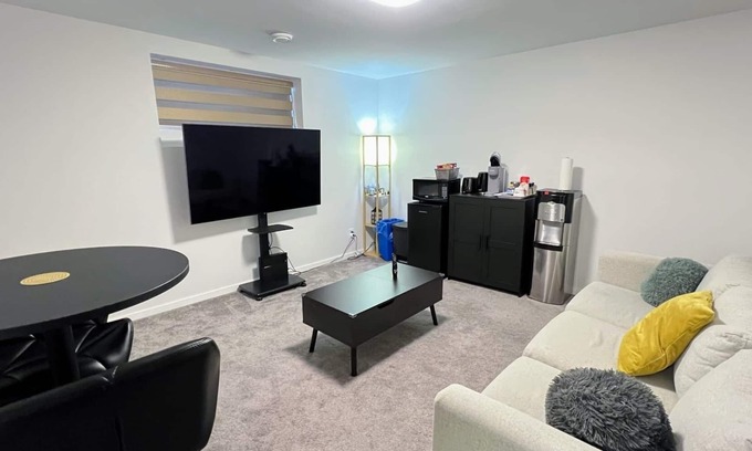 Transcona House | Entire Guest Suite/Separate Entrance/Free Parking in Winnipeg