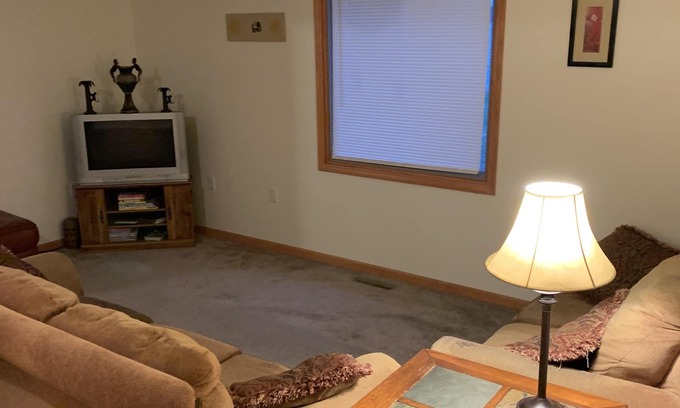 Cherokee House | Entire Home for Your Stay: 3bdrm, 2 Full Baths, Wifi, Full Kitchen, Washer/Dryer