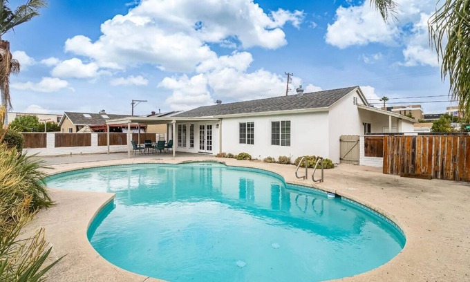 Grantville House | Entire home, Heated Pool, Free Parking, WiFi, Family Neighborhood!