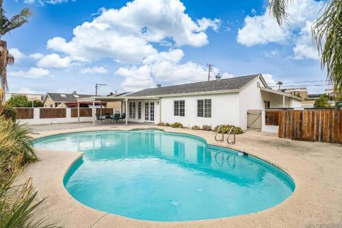 Grantville House | Entire home, Heated Pool, Free Parking, WiFi, Pets are allowed