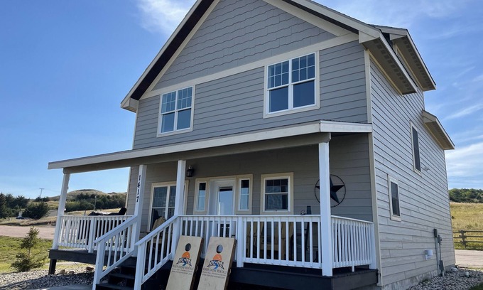 Chamberlain House | Entire home steps from the Missouri River!