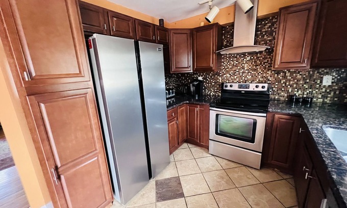 Bethpage House | Entire House - 4 Bed 3 Bath - Large Backyard close to Bethpage Park